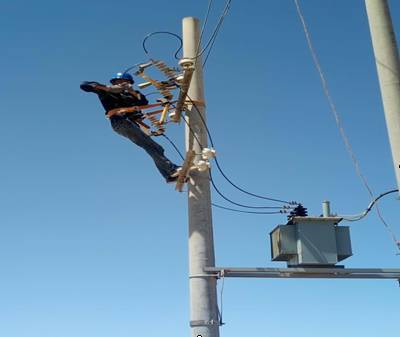 高空作業(yè)工作隊真情暖民心 電氣安裝服務延伸溫暖